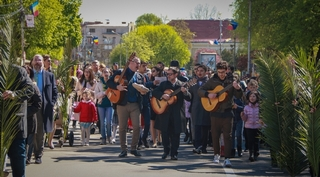 Au umplut piața cu cântece