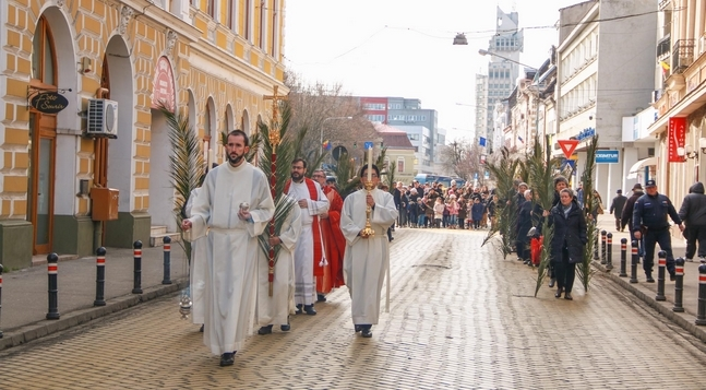 Cu frunze de palmier prin centru