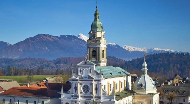 A Segítő Máriához mennek