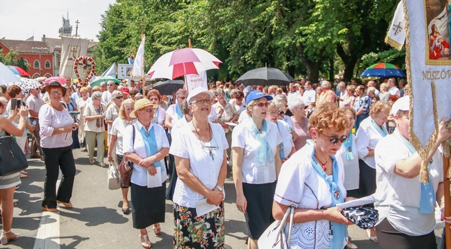 Jézus Szent Szívéhez járulunk