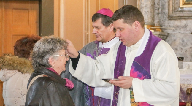 Hamvazószerda a kapu nagyböjtbe