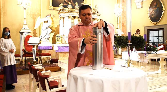 Időkapszulát helyeztek a nagybányai Szentháromság-templom tornyába