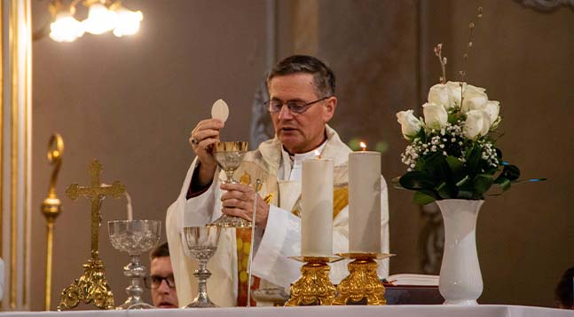 Jenő püspök nagycsütörtökön: Csak az elajándékozott életnek van értelme