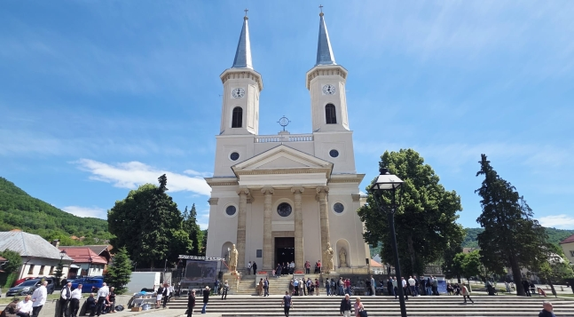 Közel hétszáz év Mária tiszteletének szolgálatában. Megáldották a felújított felsőbányai Nagyboldogasszony-templomot