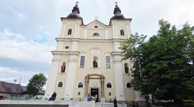 Nemcsak templomot, hanem közösséget is építünk. Megáldották a felújított nagybányai Szentháromság-templomot