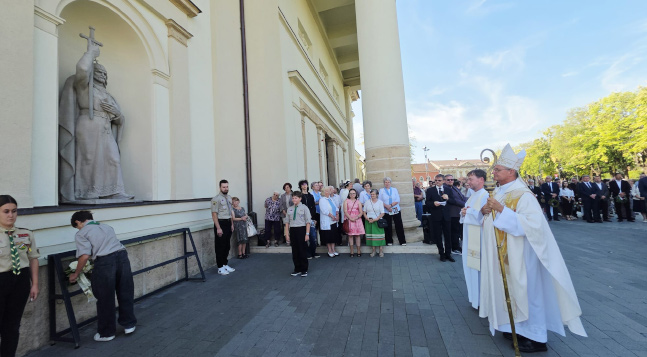 „Nézzétek meg, mire építitek a jövőt!” Szent István ünnepe a szatmári székesegyházban